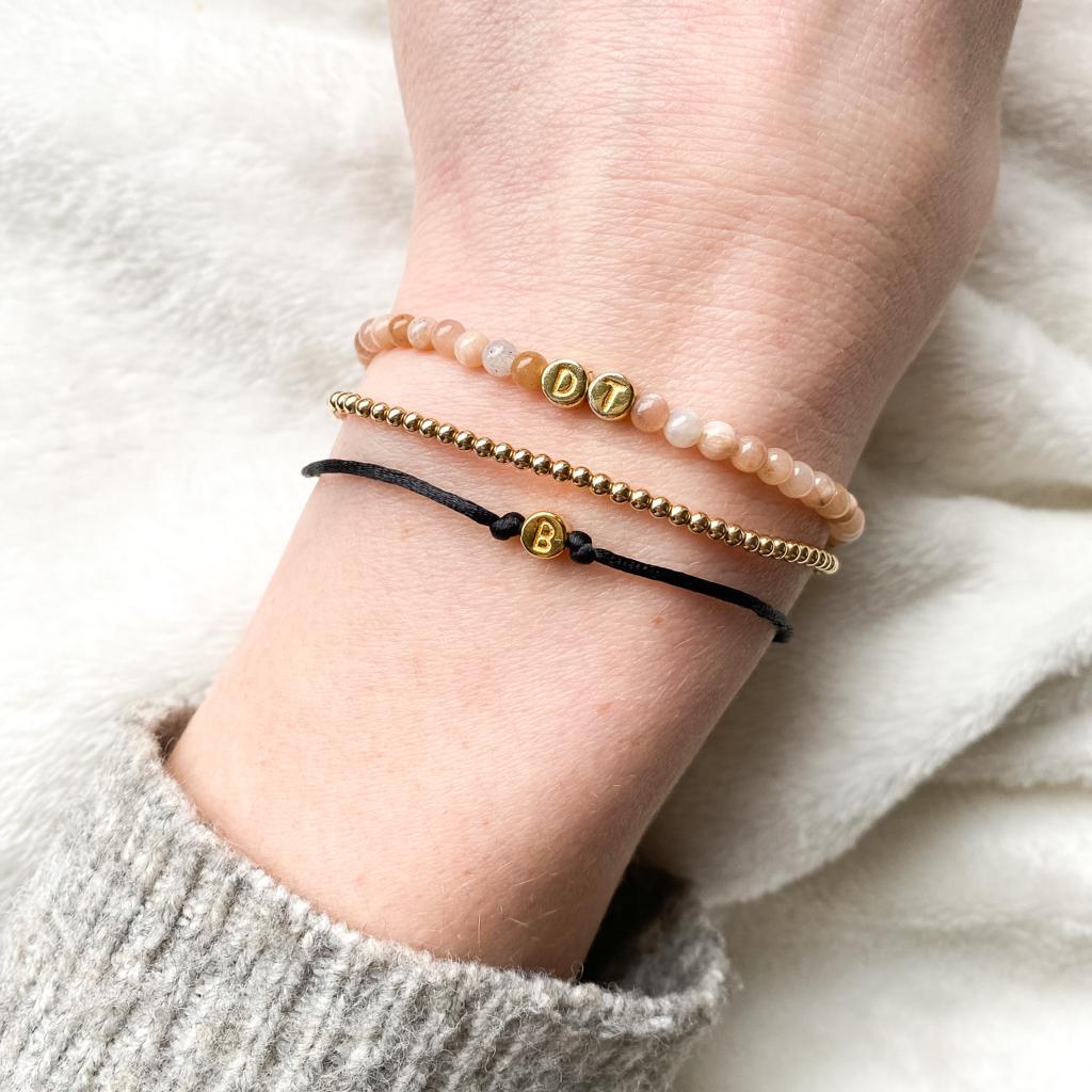 Draag je dierbare dichtbij - initiaal armband